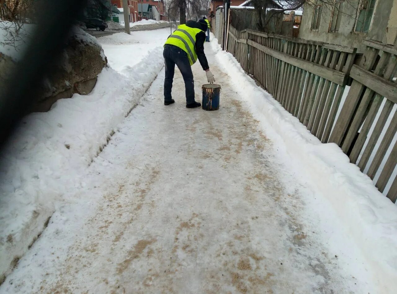 Посыпка тротуаров от гололеда. Гололед на улице. Тротуар зимой. Скользко на улице. Посыпка гололеда