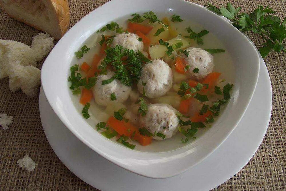 Рецепты супа с фрикадельками из мясного фарша. Суп с фрикадельками из куриного фарша. суп с фрикадельками из свинины. суп с фрикадельками из фарша. суп с фрикадельками с куриным фаршем.