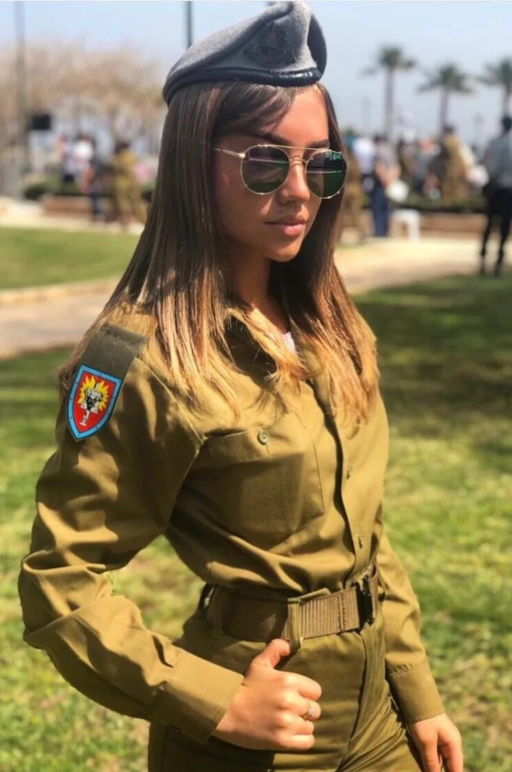 Армейская женщина. Юли Товма армия Израиля. Девушки в военной форме. Военная женская форма.