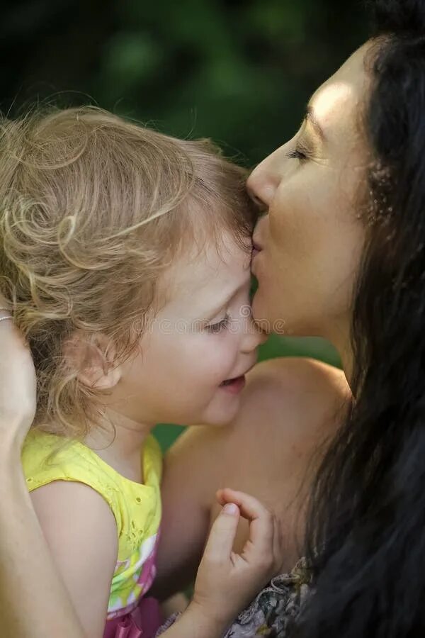 Сын поцеловал мать. Поцелуй мамы. Мама целует. Девочка целует маму. Недетский поцелуй mother.