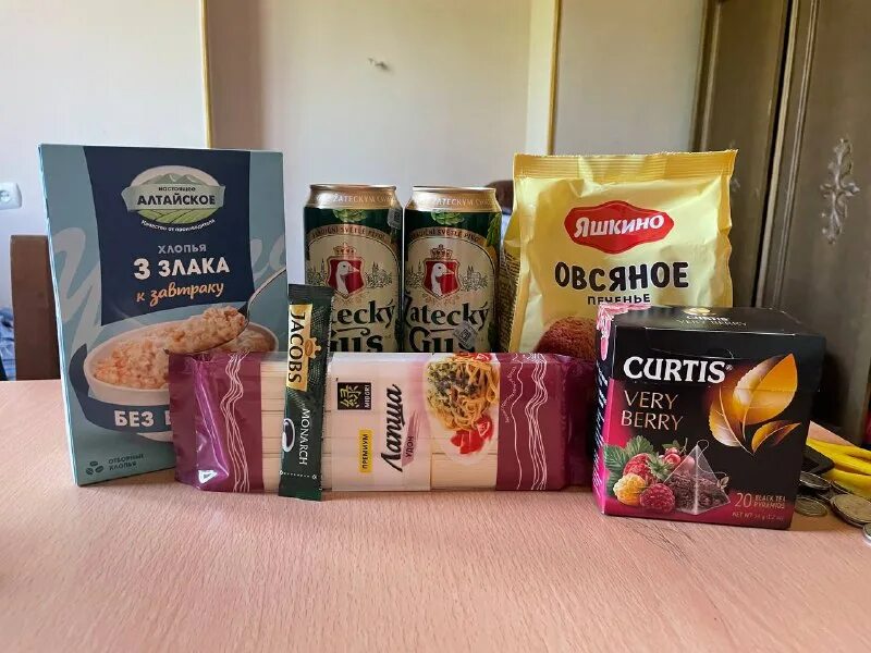 макаруны в чашке. продуктовый набор в школе. чай со сладостями. крупы макароны. макароны чай.