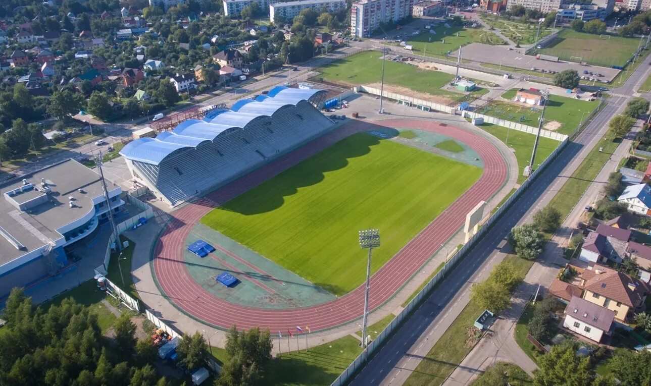 Стадион г москва. Стадион Авангард Домодедово. Стадион Велес Домодедово. ФК Велес Москва стадион. Шоссе Энтузиастов 33 стадион Авангард.