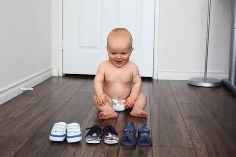 Мальчик ходит дома