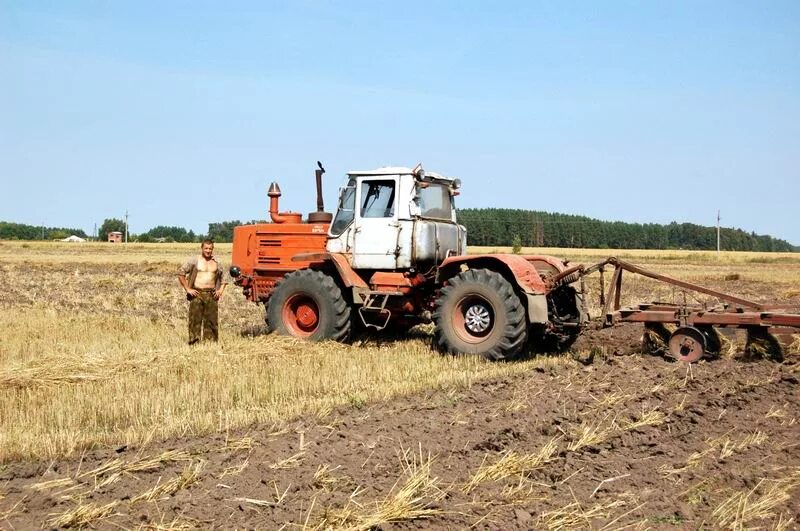 Трактора т в работе. Т 150 С плугом Kuhn. Трактор т-150 с плугом. Т-150 трактор колесный с плугом. Комбайн т 150.