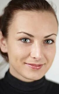 Sariq ayol mushukini kafti bilan qoplaydi. Surat.