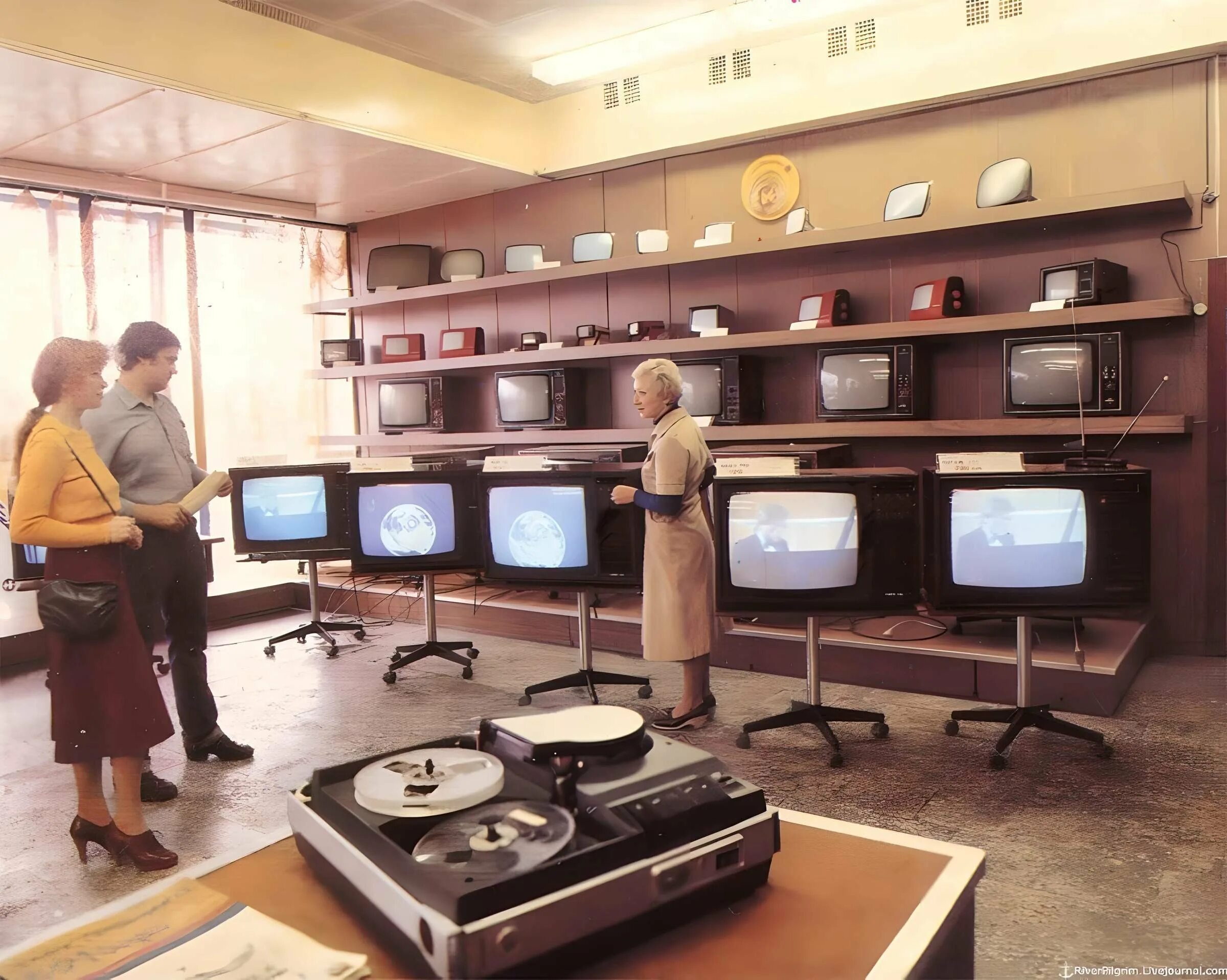 Магазин электроники СССР 70е. Телевизор 80х. Телевизор 70-е годы. Телевизор в 80-е годы. Комиссионный магазин телевизоры