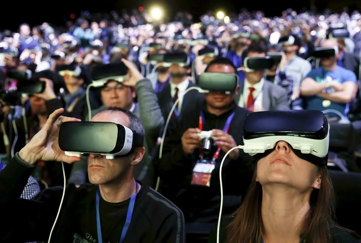 Мир виртуальности. Виртуальная реальность (Virtual reality, VR). Человек в очках виртуальной реальности. Очки виртуальной реальности на человеке.