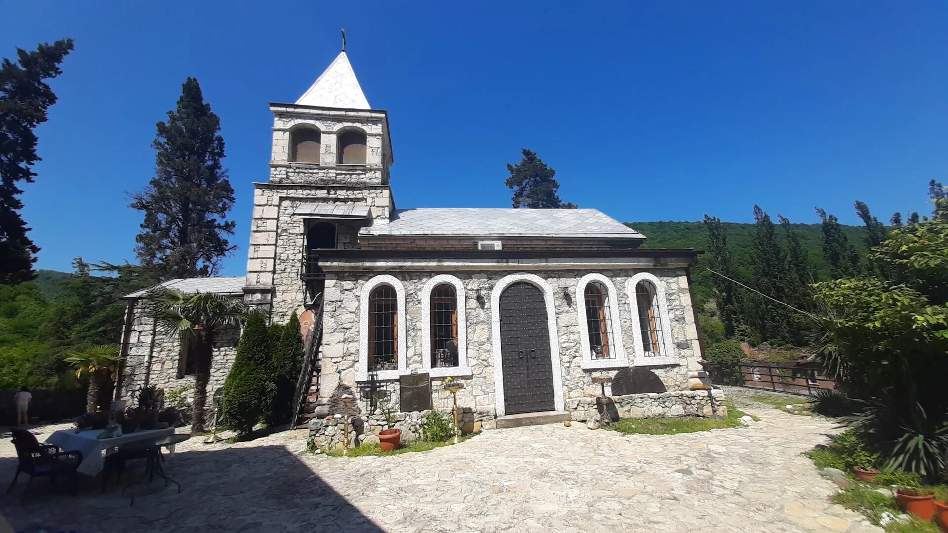 Храм амбара абхазия. Мюссерский храм Абхазия. Абхазия в сентябре 2023. Самая Старая Церковь в Абхазии.