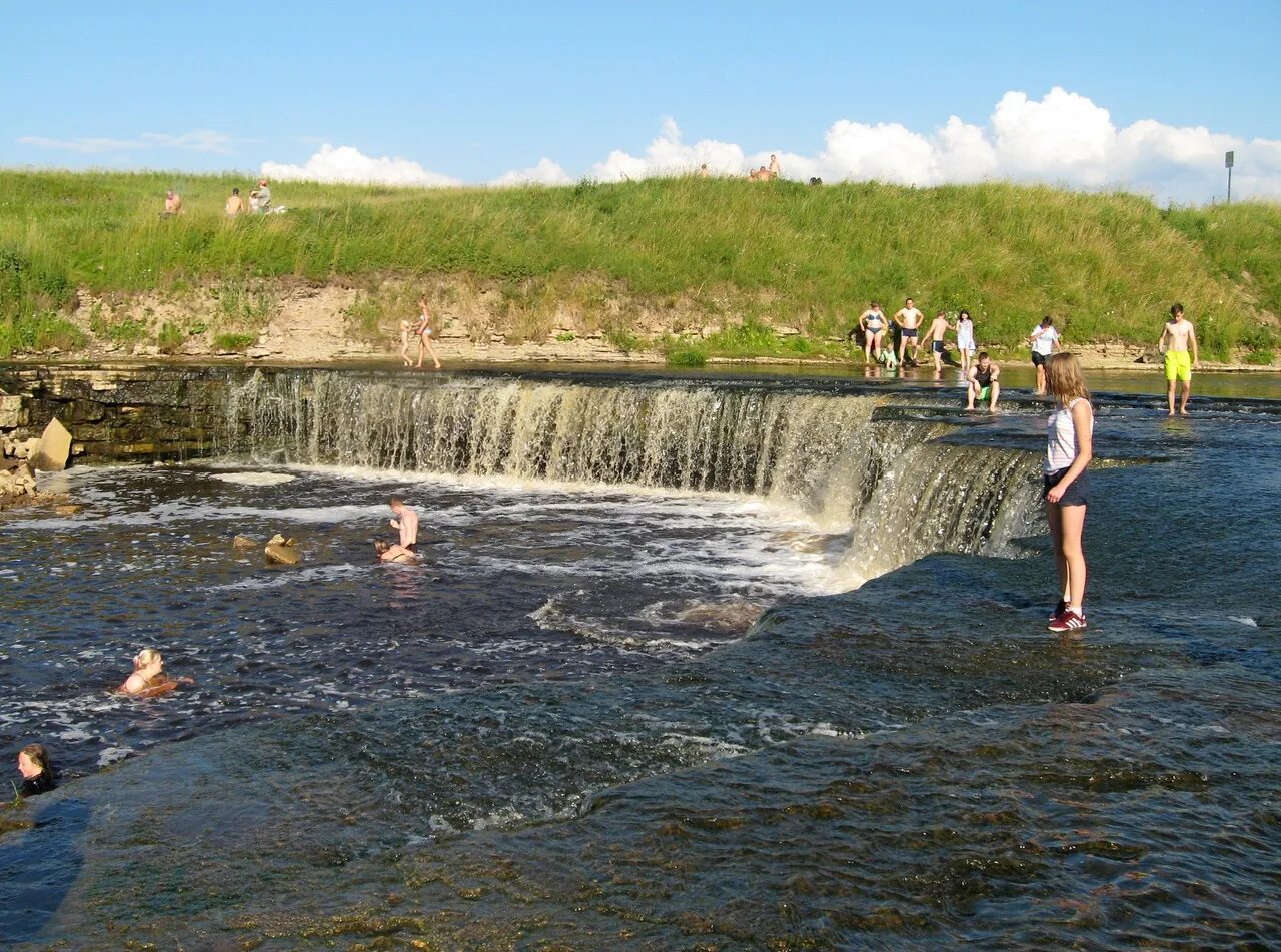 Водопад купаться. В Саблино Тосненского района. Саблино водопады. Саблино ООПТ. Саблинские водопады СПБ.