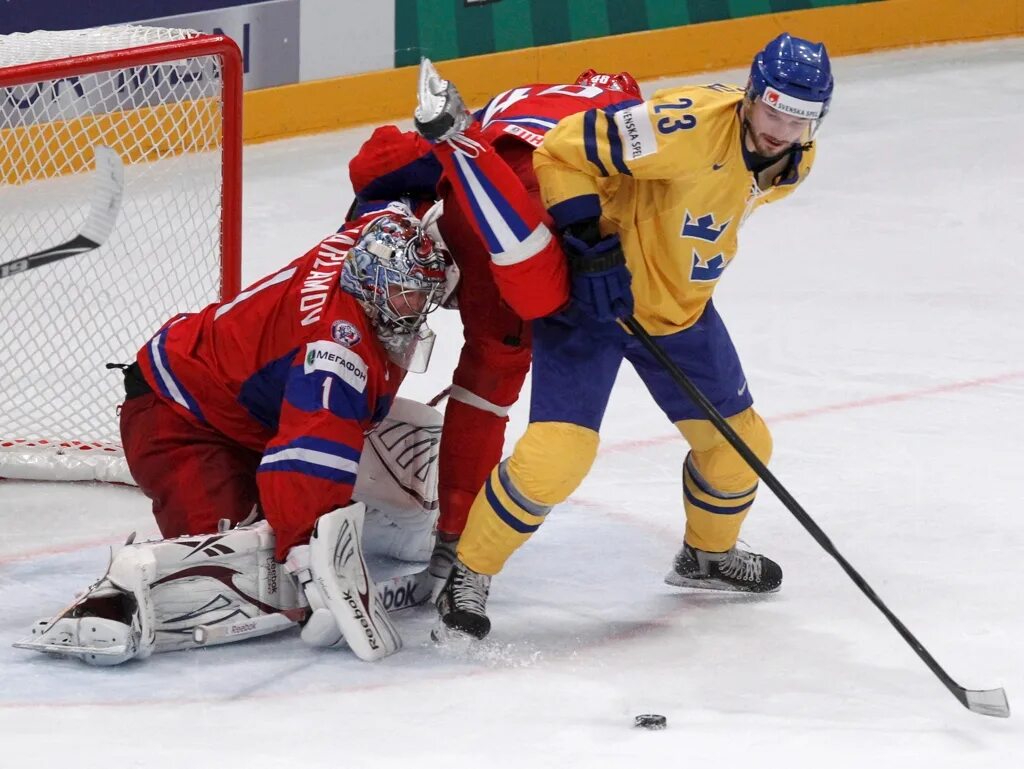 Драка хоккей сегодня. Хоккей драка. Россия драка хоккей. Швеция России хоккей драка. Фото хоккейных драк.