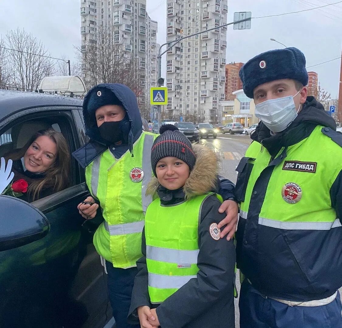 ДПС Зеленоград. Зеленоград ГАИ инспекторов. Гаишники Зеленограда. ДПС поздравили с днем матери.