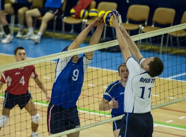 Волейбол мужчины прямые трансляции. Волейбол мужчины прямые трансляции. Динамо 19 номер волейбол. Волейбол 1999 гран. Зенит казань арена.