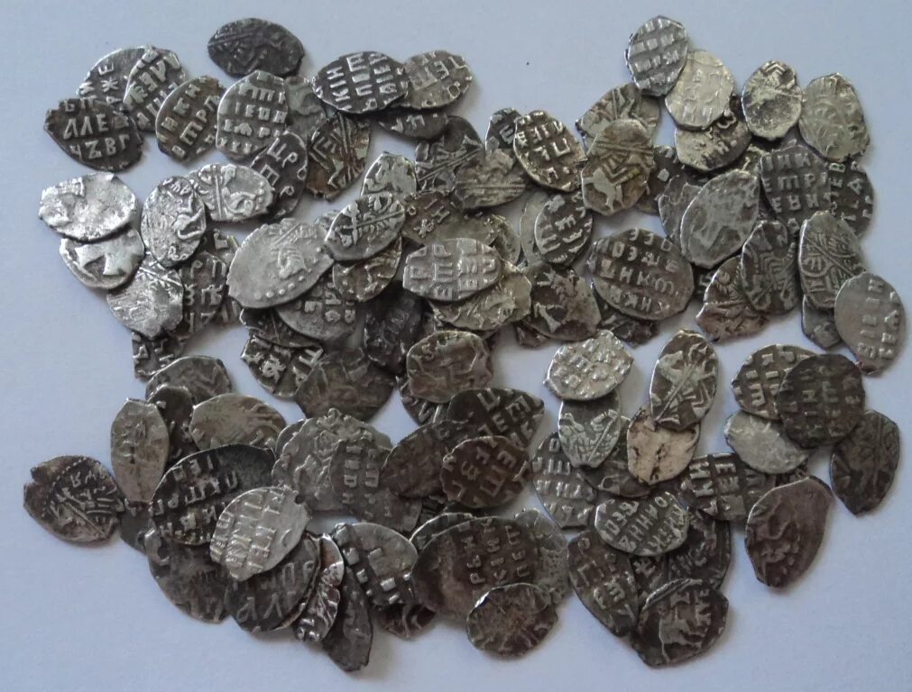 Монеты ивана грозного клад. Клад медной чешуи. Скифская чешуйка. Кубышка с чешуей. Древние клады.