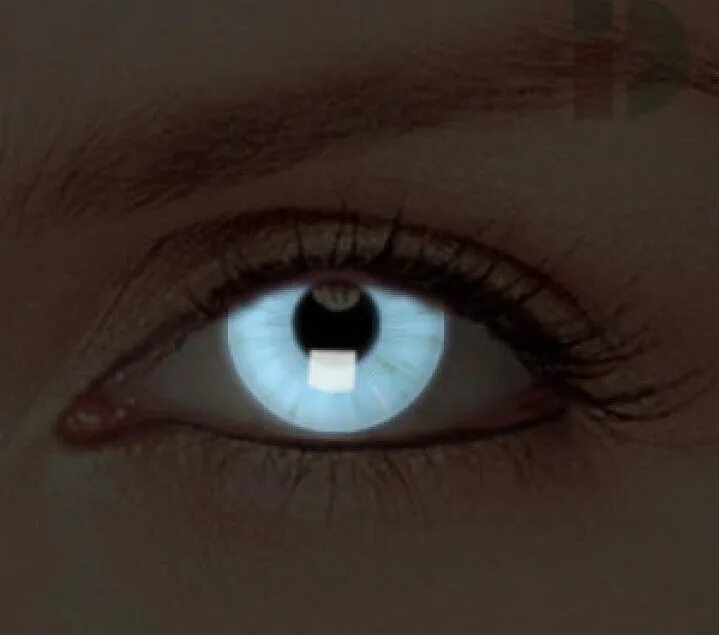 светящиеся глаза. белые светящиеся глаза. светящиеся голубые глаза. светящиеся голубые глаза. человек со светящимися глазами.