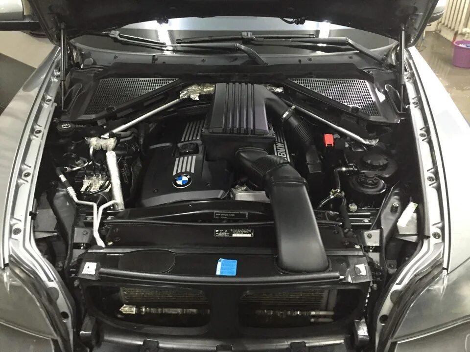Двигатель х5 е53 3.0. BMW x5 e70 3.0d двигатель. BMW x5 под капотом. БМВ х5 под капотом. Подкапотка БМВ х5 е70 бензин 3.0.