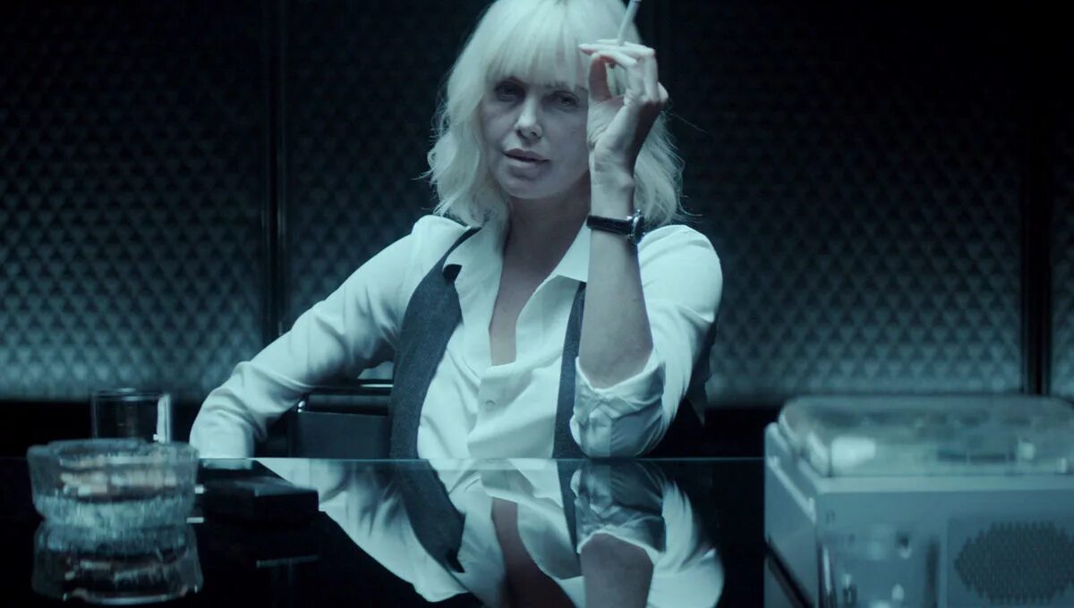 Atomic blonde. Шарлиз Терон Atomic blonde. Шарлиз Терон взрывная блондинка. Лоррейн Бротон.