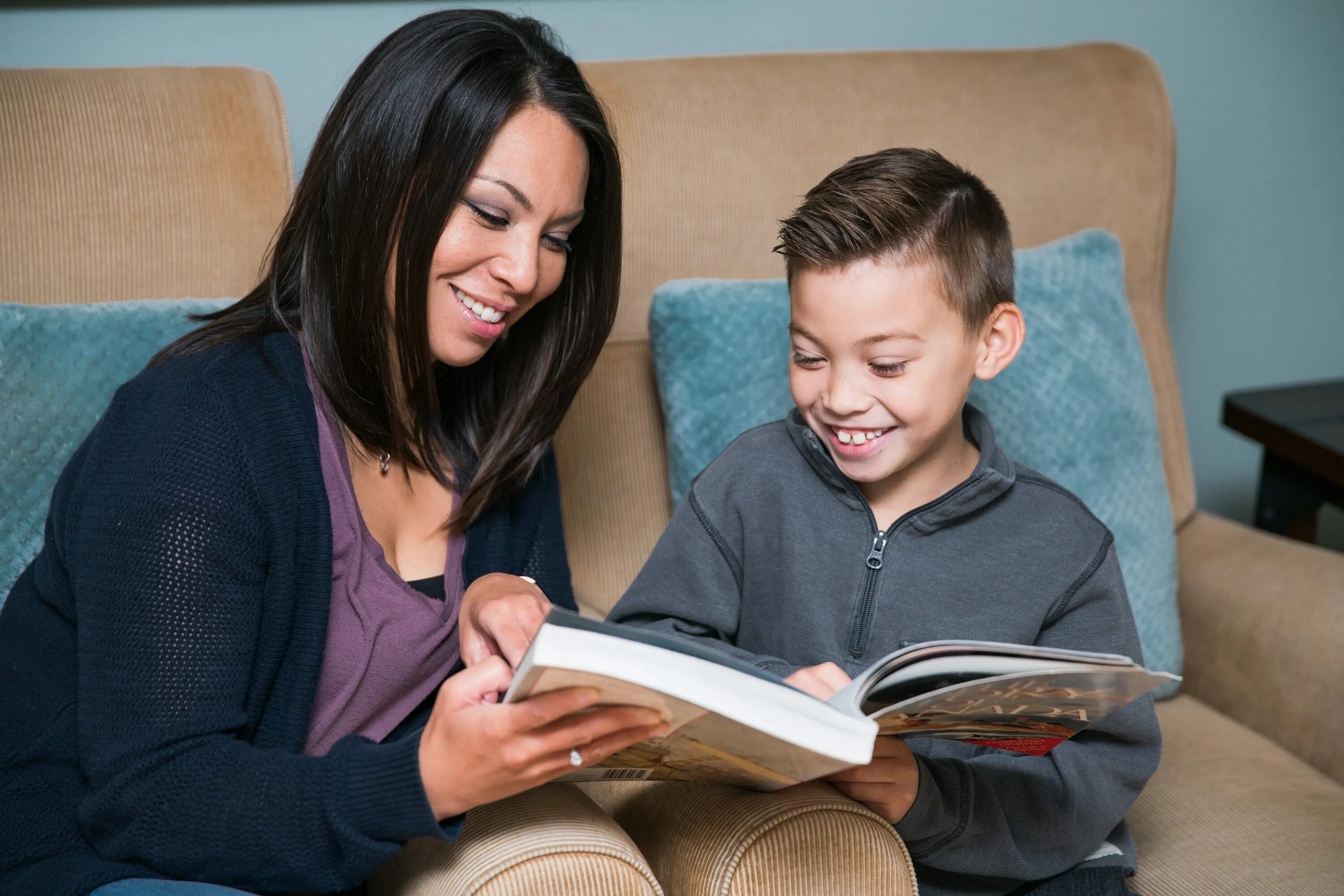 Mother teach son. Репетитор подросток с детьми. картинки чтение книги дети с родителями. фото студентов на 1 сентября. parents teaching children to learn.