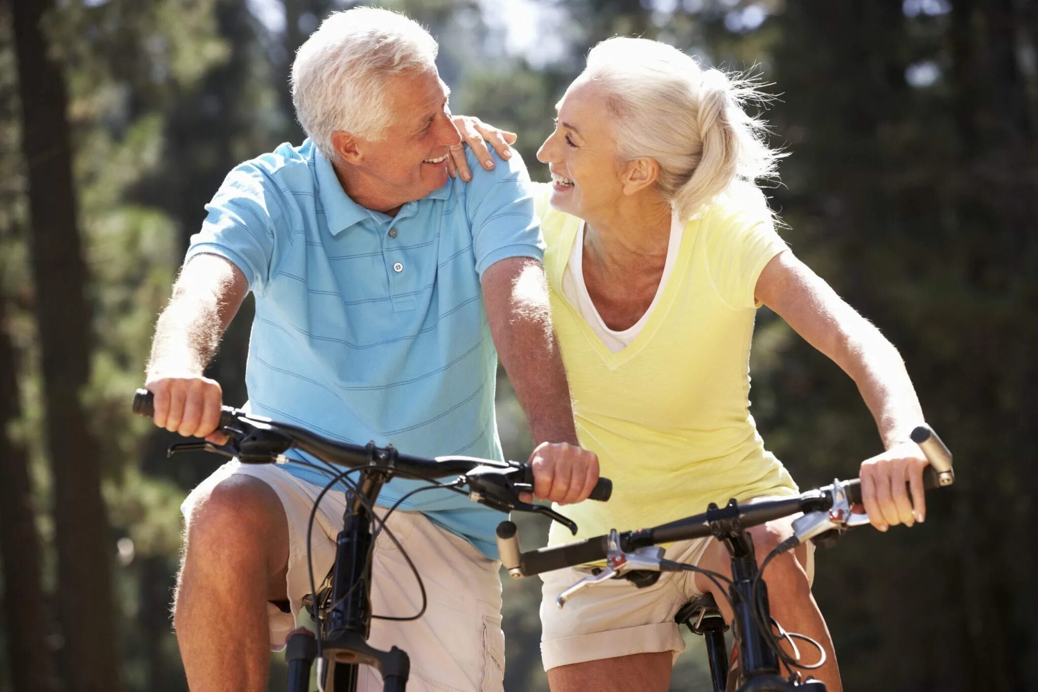 Физическая активность пожилых. Пожилые люди спорт. Активны йоьращ жизни в старости. Пенсионеры активный образ жизни. Отношения после 60 лет