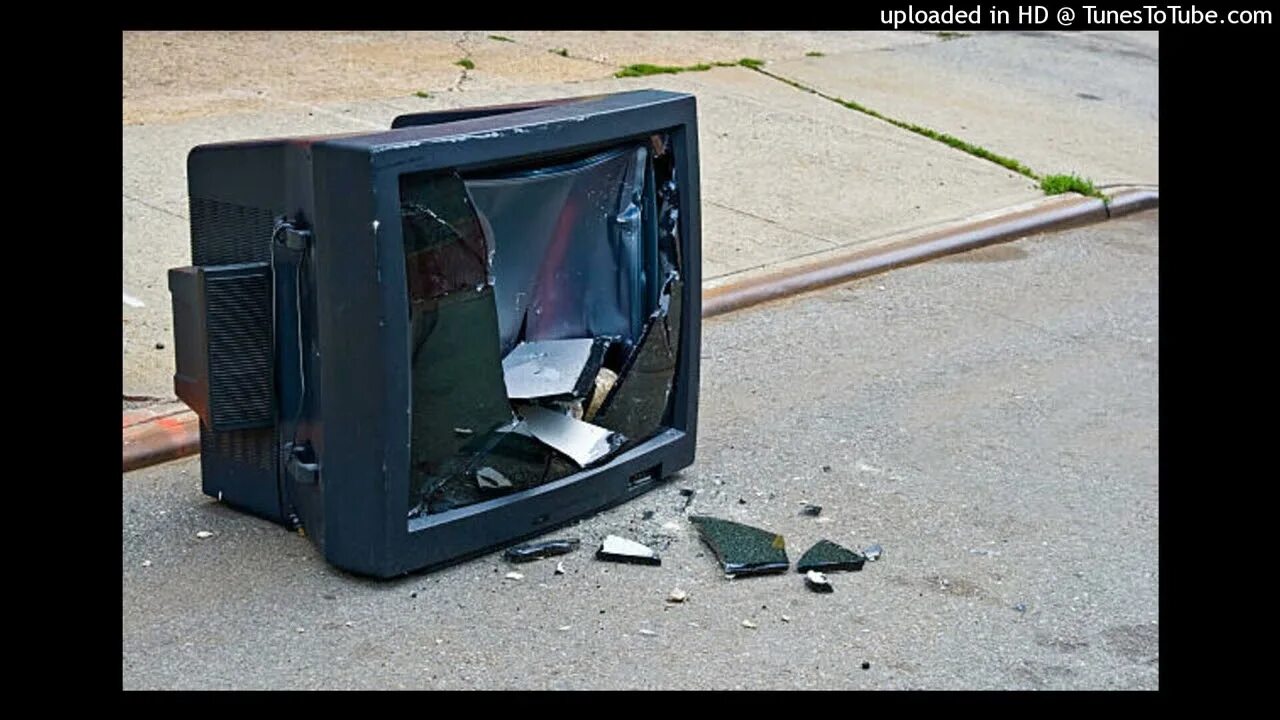 Ребенок разбил телевизор. Разбитые телевизоры. Разбили старый телевизор. Поломанный телевизор. Старый сломанный телевизор.