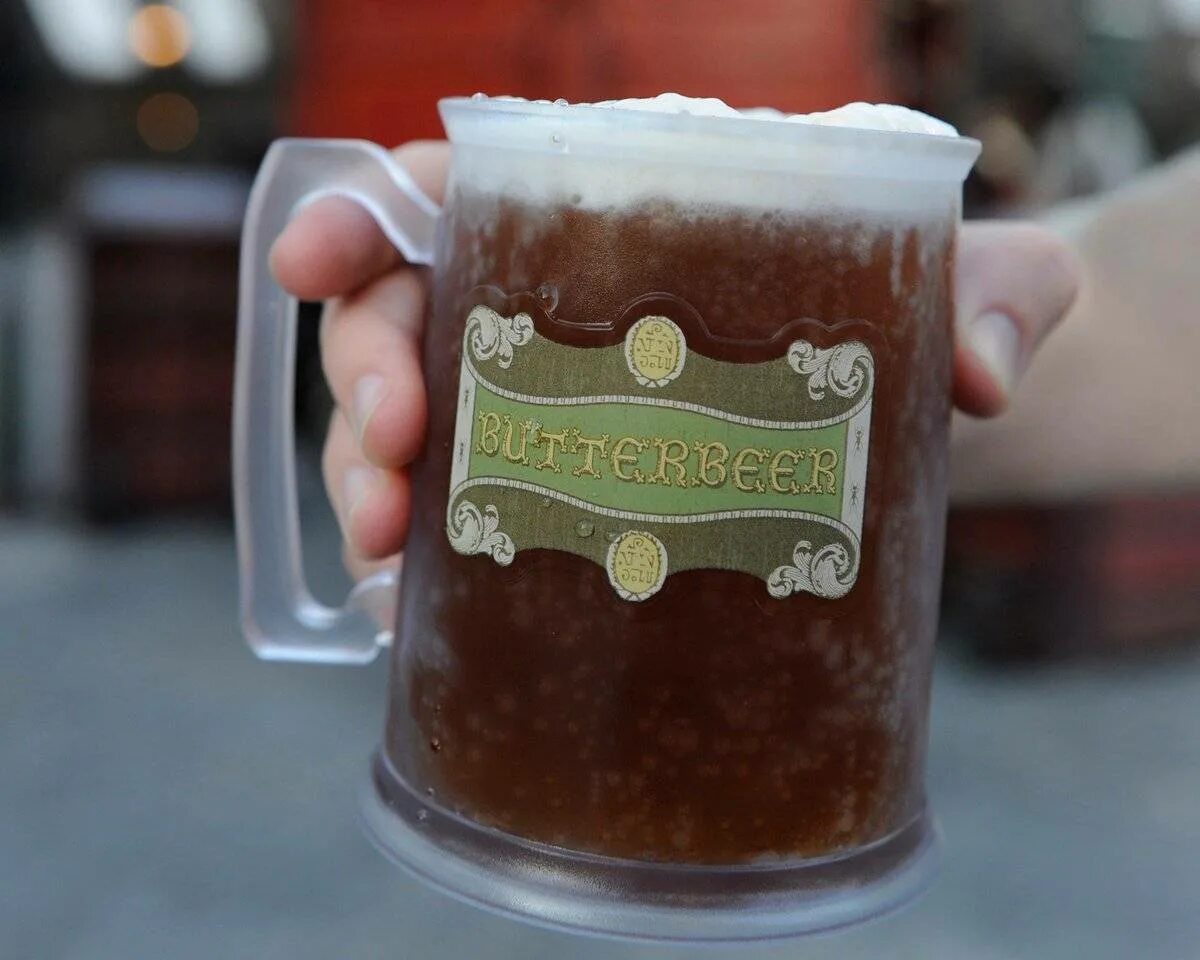 Сливочное пиво рецепт. Butterbeer Гарри Поттер. Сливочное пиво из Гарри Поттера. Парк Гарри Поттера и сливочное пиво. Кружка Гарри Поттер сливочное пиво.