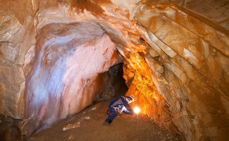 Спелео камни. Спелеотуризм в приморском крае. Пещеры туя муюн. Спелеотуризм. Спелео погружение.