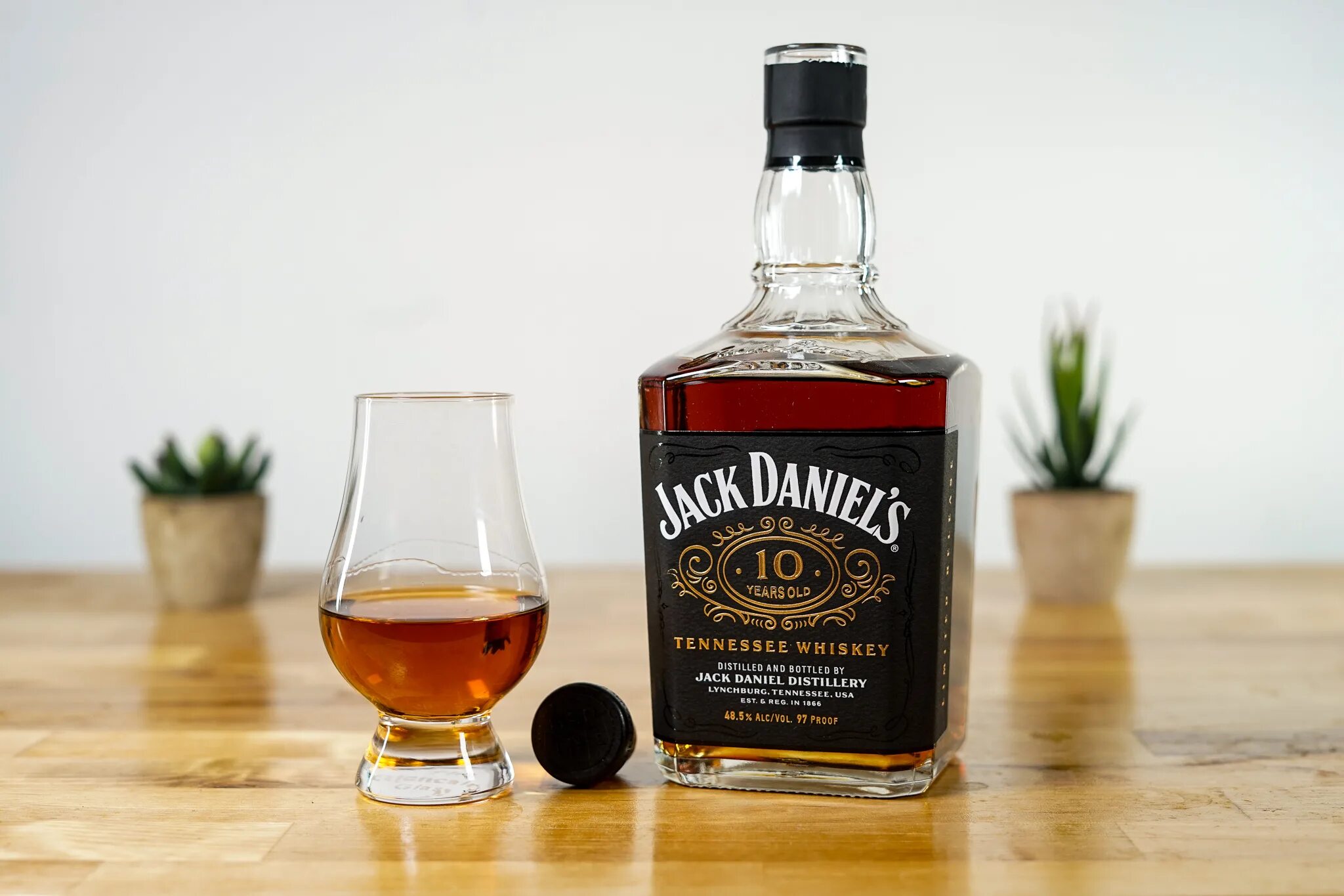 Джек дэниэлс это. Джек Дэниэлс Бурбон. Американские виски Джек Дэниэлс. Виски Джек Дэниэлс Теннесси. Джим Дэниэлс виски.