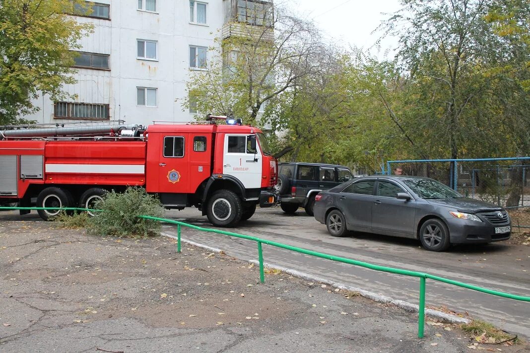 Требования пожарных проездов и подъездов. Пожарная машина. Пожарная машина во дворе. Подъезд для пожарных автомобилей. Проезд для пожарной машины.