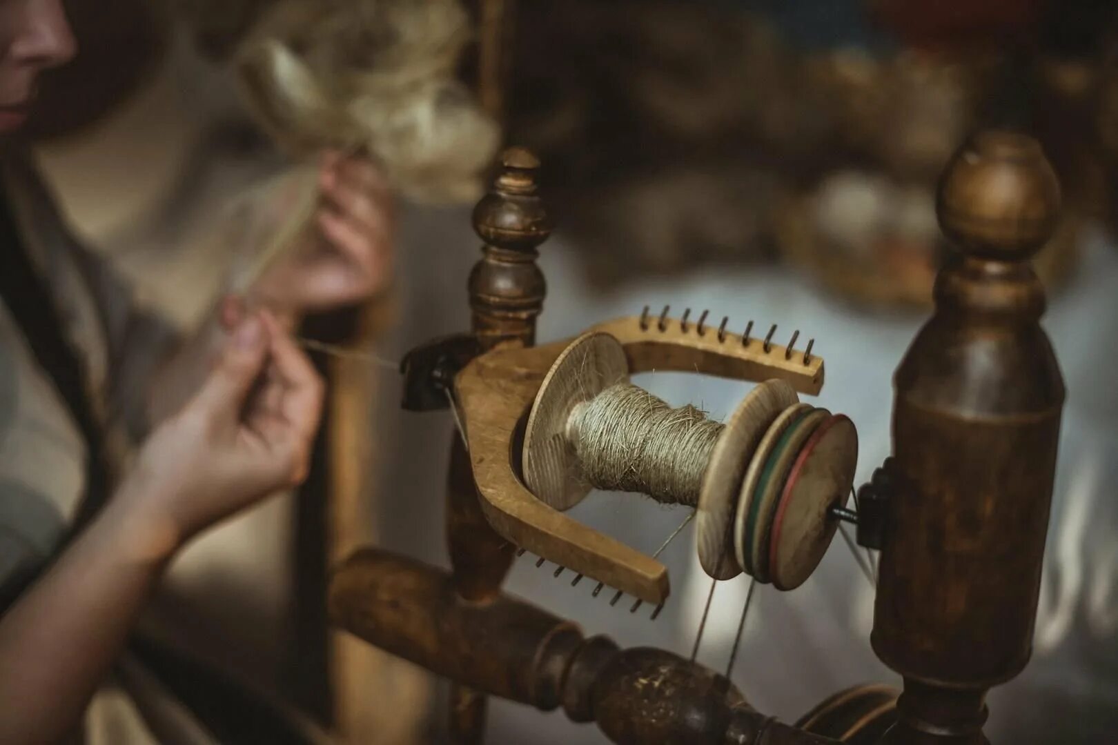 Прясть это. Веретено для прядения. веретено прясть. веретено в руке. веретено красивое.