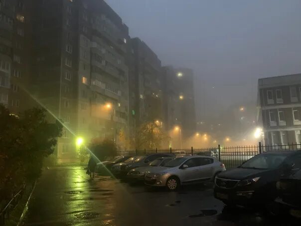 Плотная пелена. Питер в тумане. Туманный Петербург. Туман в СПБ. Санкт-Петербург многоэтажки ночь.