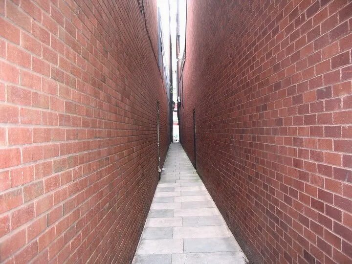 Узкий проход. Проход между стенами. Стена между. Узкие стены.