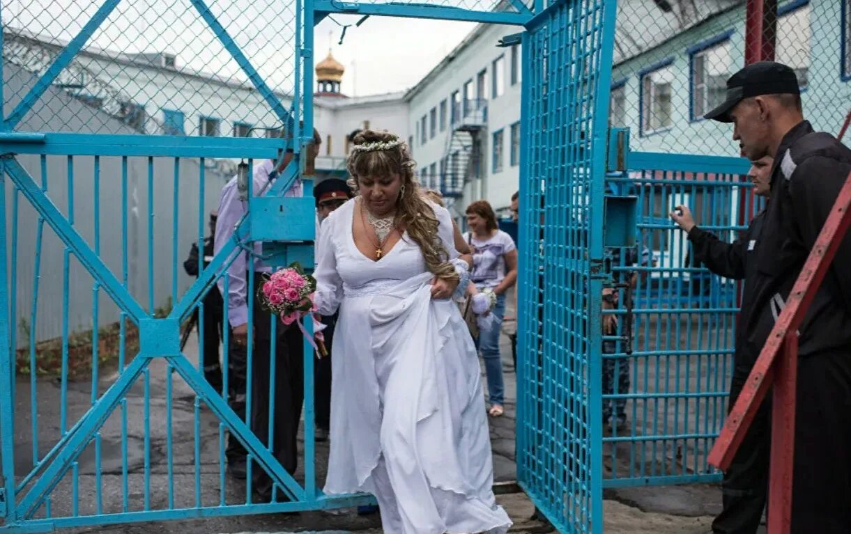 Свадьба в тюрьме. Свадебное платье в тюрьме. Свадьба в женской колонии. Женщины в тюрьме свадьба.