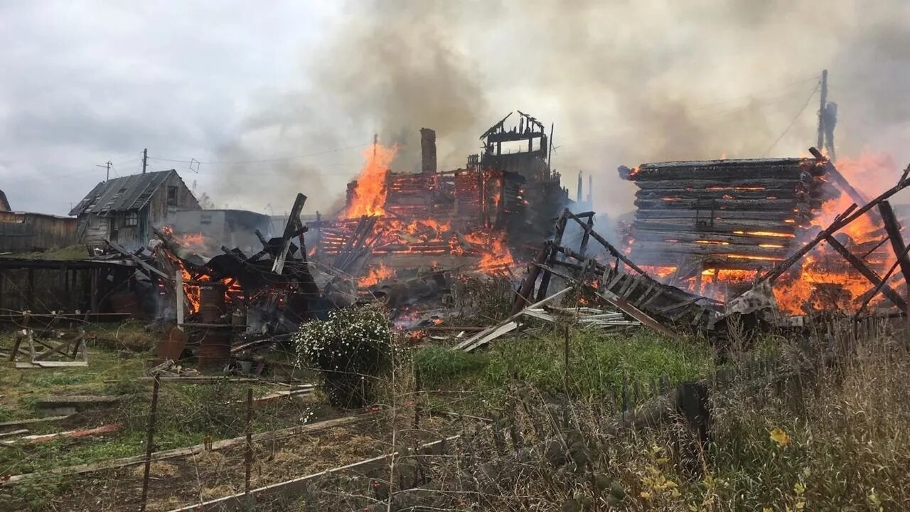 Сгорит или згорит. Пожар в деревне. Сгоревший дом в деревне. Пожар в селе. Сгоревший деревенский дом.