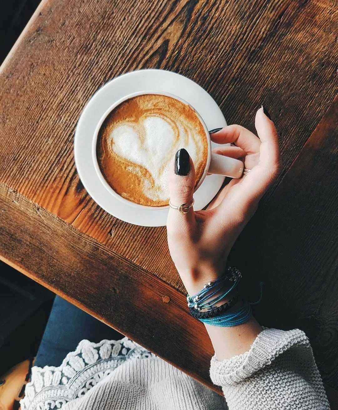 Утро ладонь. Чашка кофе в руках. Чашечка кофе в руках. Девушка с кофе в руках. Фотосессия с кофе.