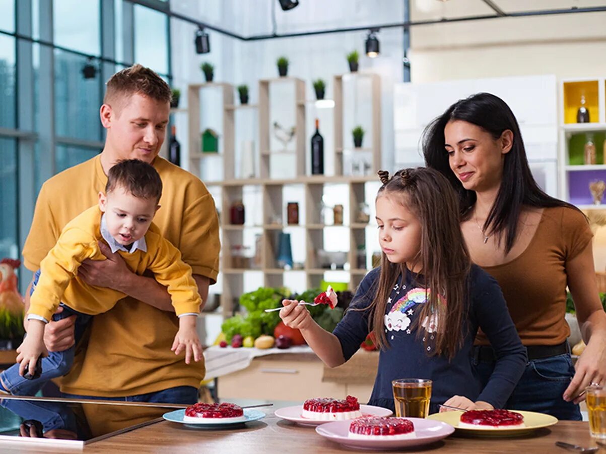 проблемная семья. симс 4 родители. семейное чтение. финансы семьи. конфликт в семье.