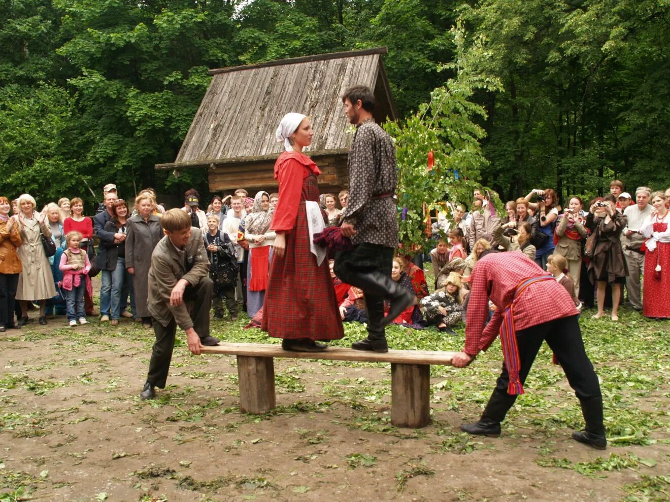 Сельское развлечение. Народные гуляния в деревне. Хоровод в деревне. Традиционные хороводы. Деревенский праздник.