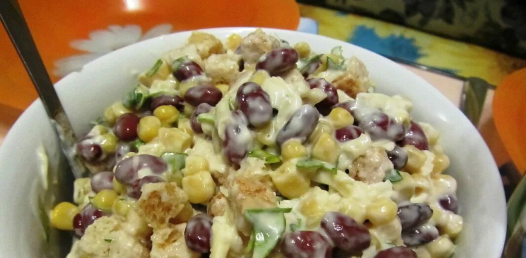 Салат из красной фасоли с сухариками и сыром. Салат с фасолью консервированной яйцом и сыром. Салат с фасолью консервированной яйцом и сыром. Салат с яичными блинчиками. Салат с фасолью и курицей и огурцом.