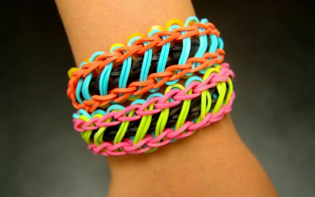 плетение из резиночек. браслеты рейнбоу лум. браслеты из маленьких резинок. плетение из резинок. резиночки драконья чешуя.