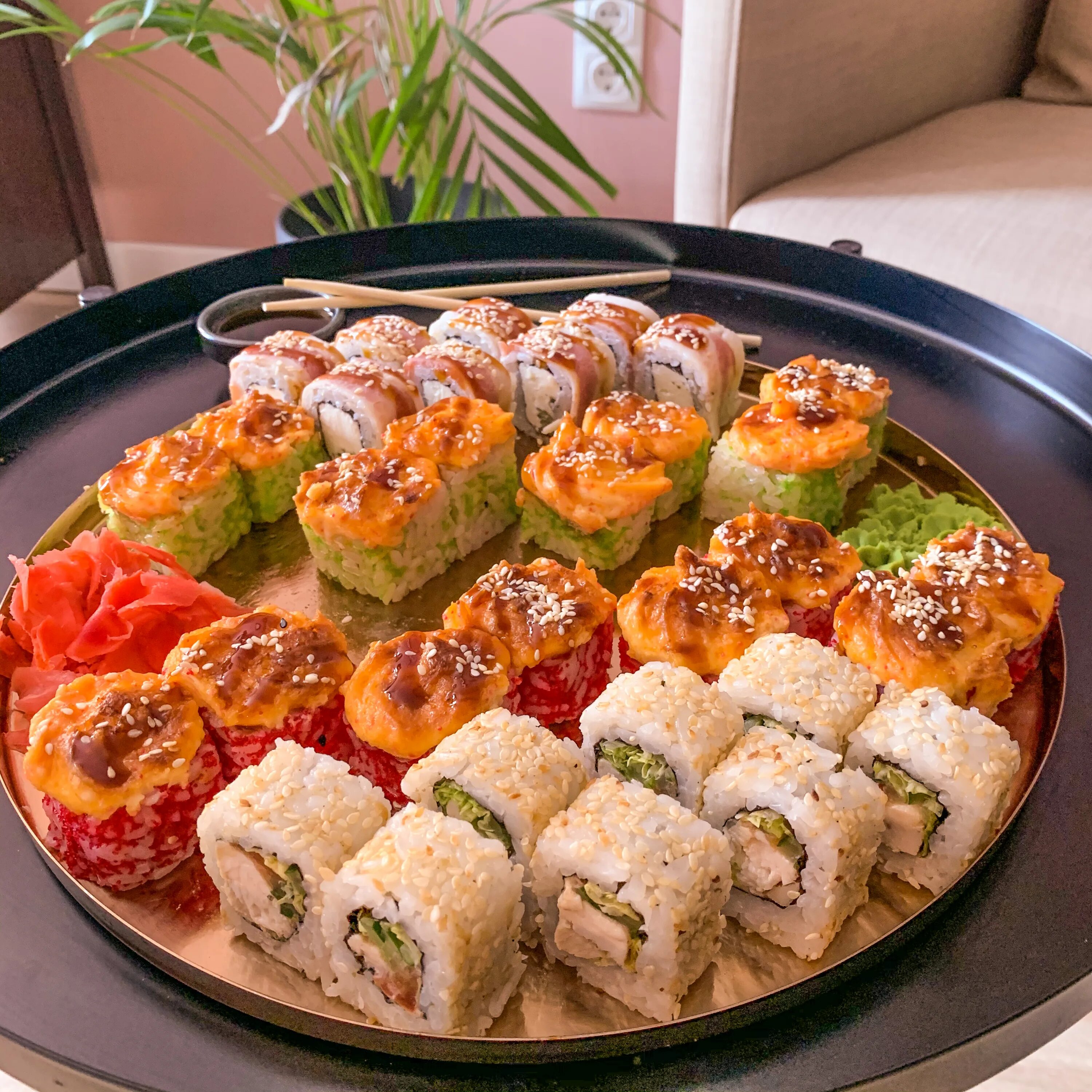 греческий салат с креветками. роллы с васаби и имбирем. суши нагаево. калифорния с лососем. реклама суши лавки девушка.