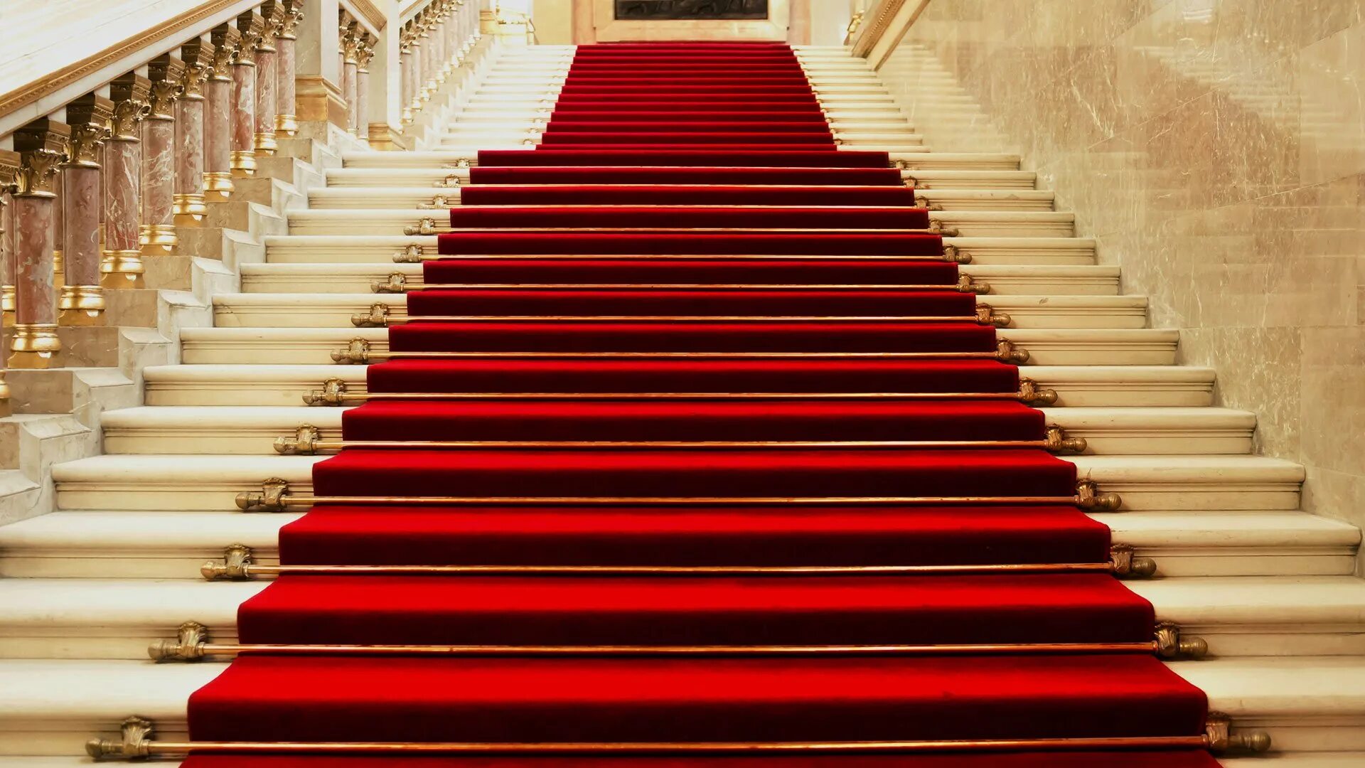 Red step. Ред карпет (Red Carpet),. Лестница с красной дорожкой. Ковровая дорожка на лестницу. Лестница с красной ковровой дорожкой.