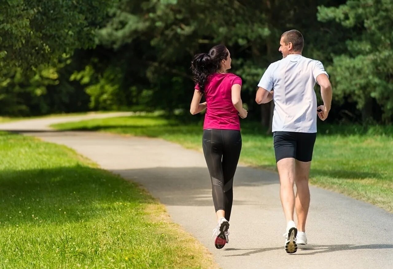 Health improved. Ходьба в парке. Человек на пробежке. Парень на пробежке в парке. Бег в парке.