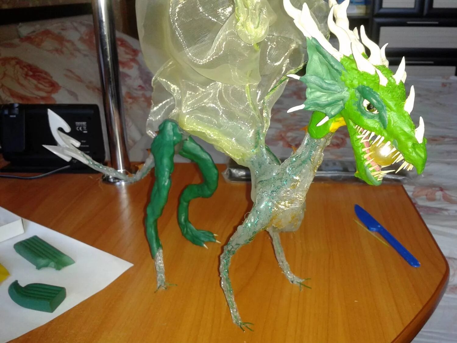 дракон из картона. китайский дракон из пластилина. дракон поделка большая. большой китайский дракон из подручных материалов. как сделать дракона из подручных средств.