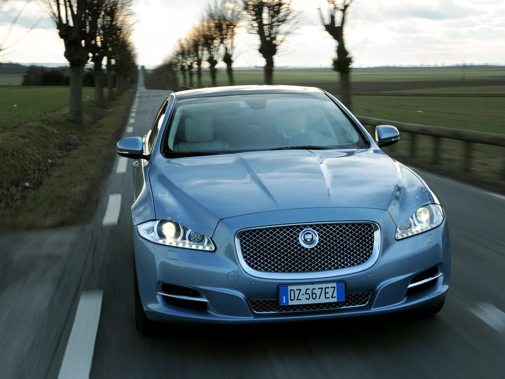 Машина ягуар страна производитель. Jaguar XJ (x351) 2009. Jaguar XJ 2009. Jaguar XJ 2010. Ягуар XJ 351.