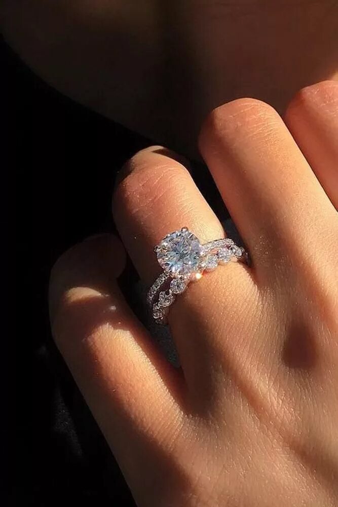 Красивое кольцо на палец. Красивые кольца. Помолвочное кольцо. Красивое помолвочное кольцо. Кольцо с бриллиантом на руке.