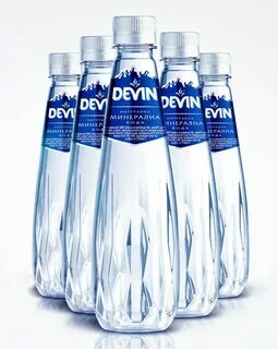 Минеральная вода в синей бутылке
