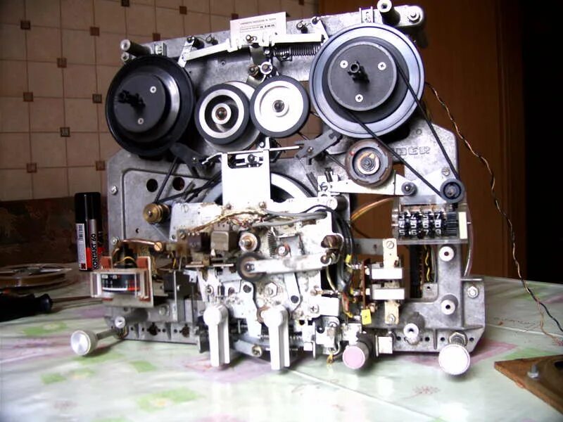 катушечный магнитофон яуза. подкатушечники для катушечного магнитофона. Sanyo m-w20k. магнитофон катушечный комета ламповый. лентопротяжный механизм максима.