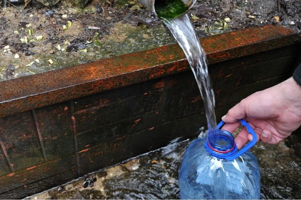 Выпив родниковой воды усталые путники. Источники питьевой воды. Набирает воду. Вода из родника. Питьевой источник.