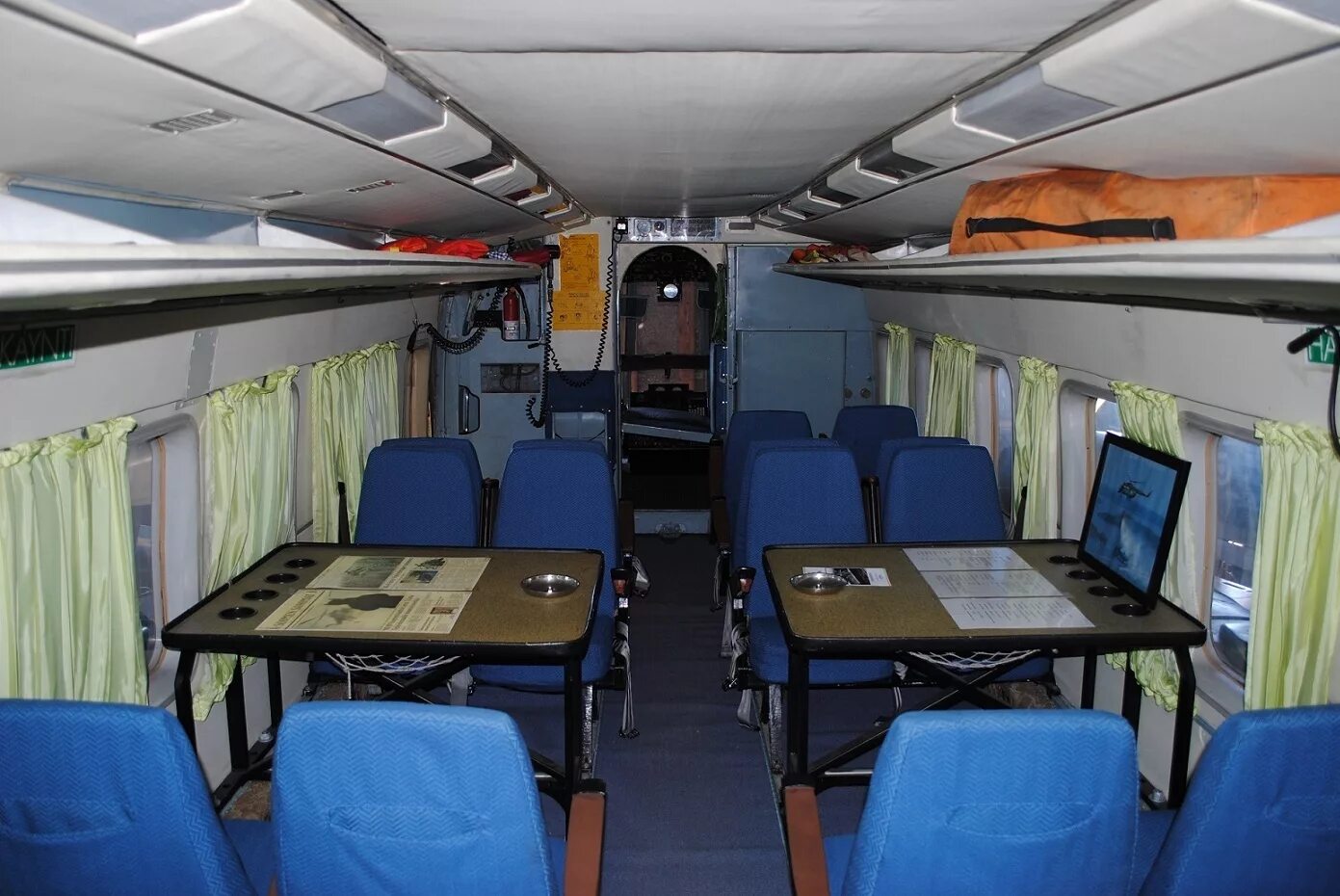 салон вертолета ми-8. вертолёт ми-8 пассажирский салон. ми 8мтв салон. салон вертолета ми-8. сколько пассажирских мест в вертолете.