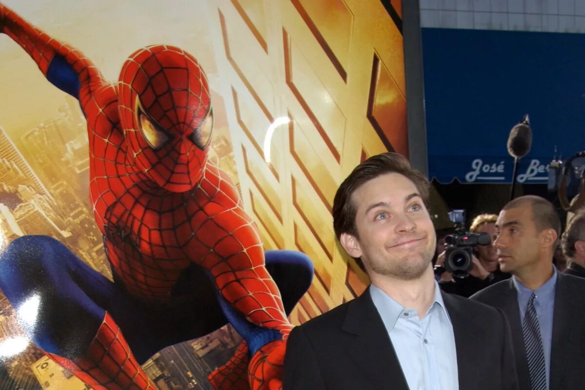 Сколько лет человеку пауку тоби. Spider man тоби магуайр. челове паук тоб магуайр. сэм рэйми и тоби магуайр. первый человек паук с тоби магуайр.