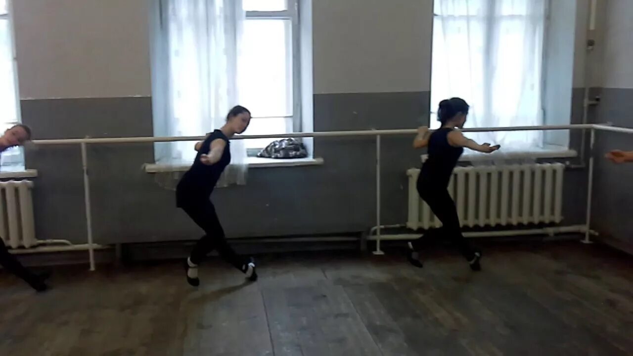 Движения народного танца у станка