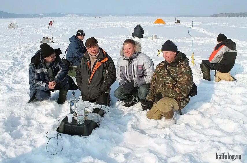 Зимняя рыбалка приколы. Приколы про зимних рыбаков. Зимняя рыбалка юмор. Рыбалка зимой приколы.